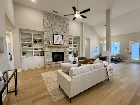 Living - 5560 Sinclair Ct, Murfreesboro, TN 37127 photo 2 of 9
