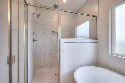 Bath - 5560 Sinclair Ct, Murfreesboro, TN 37127 photo 9 of 12