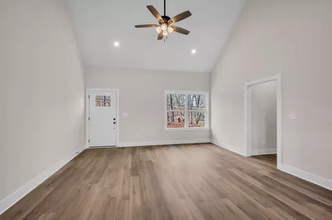 Living - 1012 Northside Dr, Dickson, TN 37055 photo 2 of 5