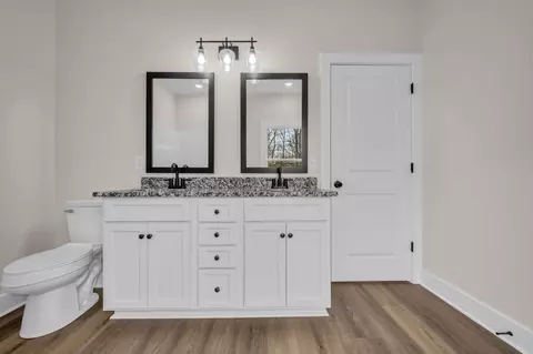 Bath - 1012 Northside Dr, Dickson, TN 37055 photo 1 of 3