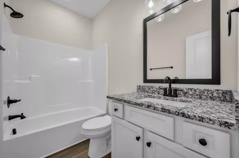 Bath - 1012 Northside Dr, Dickson, TN 37055 photo 2 of 3