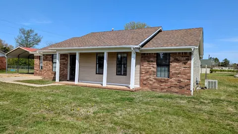 804 Fairlawn Dr, Bolivar, TN 38008