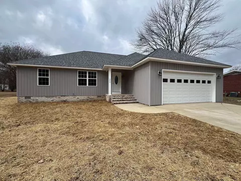 300 Meadowlane Dr, Savannah, TN 38372