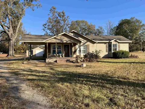 752 W Main St, Adamsville, TN 38310