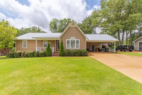225 Farmington Rd, Savannah, TN 38372
