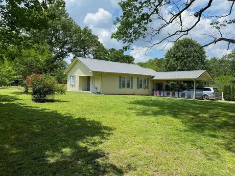 1040 Neil Cemetery Dr, Savannah, TN 38372