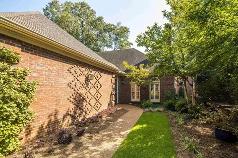 380 Greenway Pl, Memphis, TN 38117