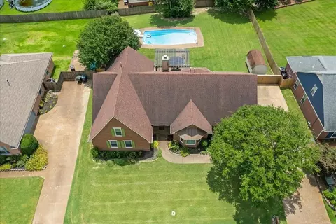 8945 Pembroke Ellis Dr, Memphis, TN 38133