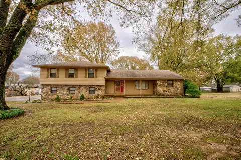 220 Barrett St, Bolivar, TN 38008