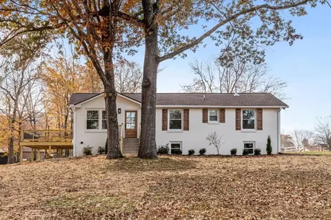 110 E Circle Dr, Burns, TN 37029 photo 3