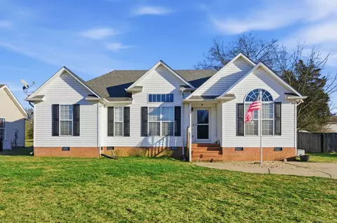 1935 Farmington Ct, Columbia, TN 38401