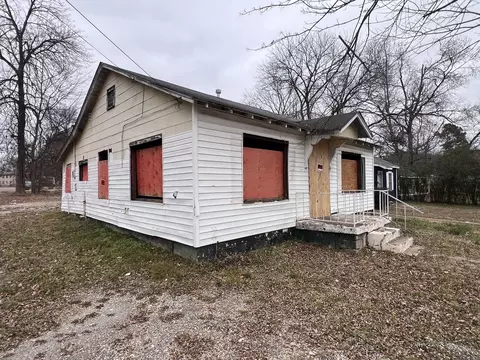 818 Curtis St, Paris, TN 38242