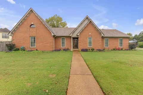 5371 Lake Village Dr, Memphis, TN 38125