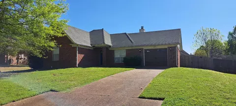 190 Oakland Hills Dr, Oakland, TN 38060