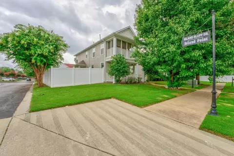 1401 E Island Pl Dr, Memphis, TN 38103