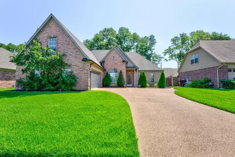 1372 River Bank Dr, Collierville, TN 38017
