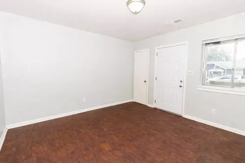 Living - 1102 N Hawthorne St, Chattanooga, TN 37406 photo 1 of 2