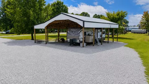 1020 Wc Pickett, Clifton, TN 38425