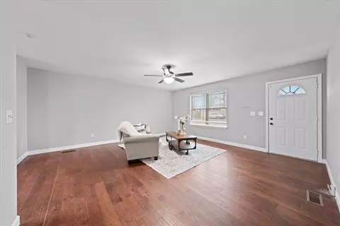 Living - 210 Hardin Ave, Dickson, TN 37055 photo 2 of 3