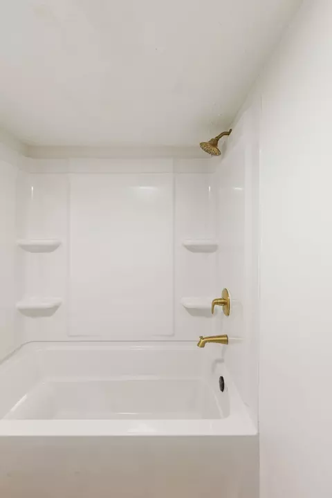 Bath - 415 Durrett St, Springfield, TN 37172 photo 6 of 8