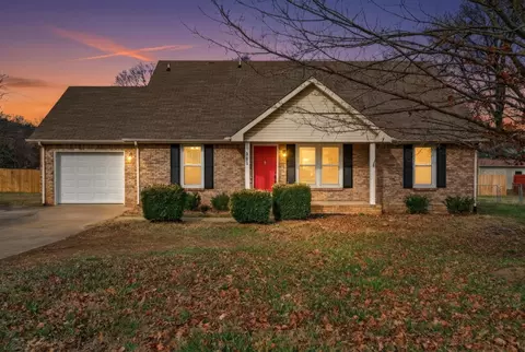 301 Marys Oak Dr, Clarksville, TN 37042