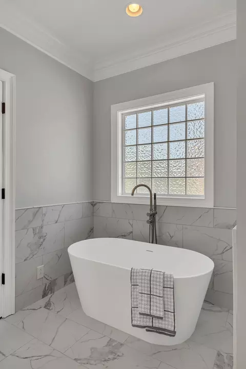 Bath - 953 Warrior Dr, Murfreesboro, TN 37128 photo 3 of 6