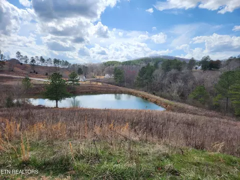 723 Twin Lakes Dr, Loudon, TN 37774