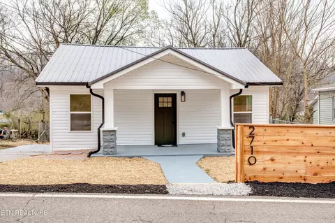 2710 Greenway Dr, Knoxville, TN 37918