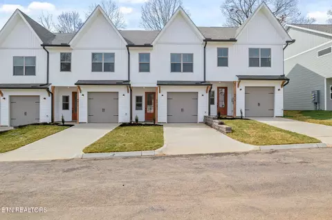 8413 Whisper Ln, Powell, TN 37849