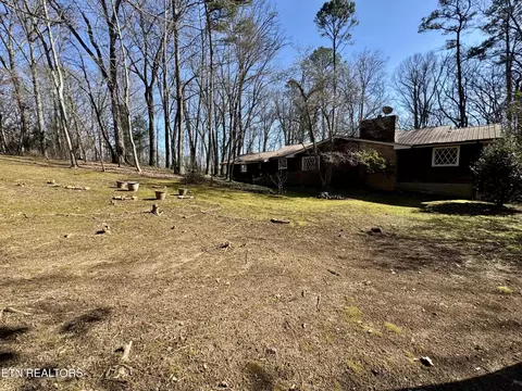 861 W Outer Dr, Oak Ridge, TN 37830