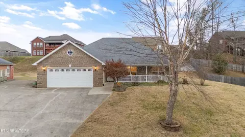 335 Flora Dr, Lenoir City, TN 37771