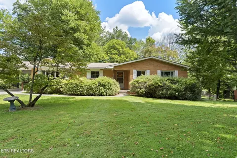 961 W West Outer Dr, Oak Ridge, TN 37830