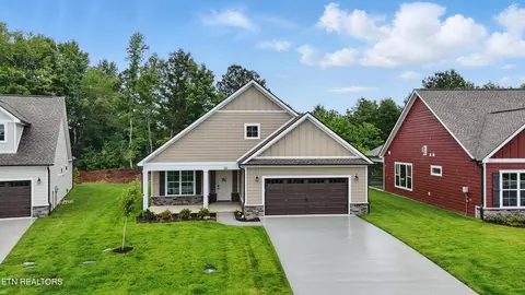 302 Trillium Tr, Lenoir City, TN 37771