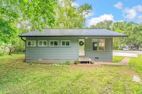 707 W Outer Dr, Oak Ridge, TN 37830