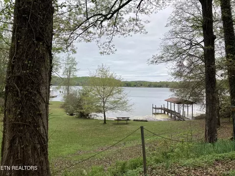 910 Eagle Point Dr, Rockwood, TN 37854