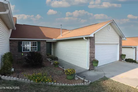 208 Executive Meadows Dr, Lenoir City, TN 37771