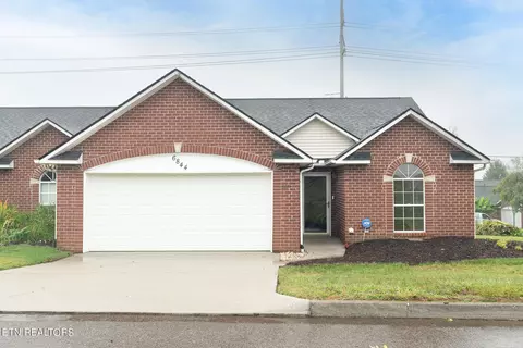 6844 Pemmbrooke Shire Ln, Knoxville, TN 37909