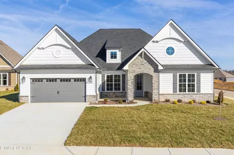 102 Poplar Ridge Pl, Lenoir City, TN 37771