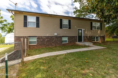 2820 Vicksburg Ln, Strawberry Plains, TN 37871