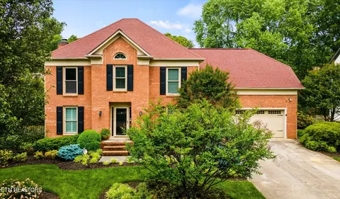 1212 Ashgrove Pl, Knoxville, TN 37919