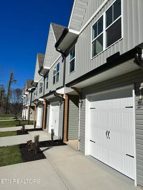 8416 Whisper Ln, Powell, TN 37849