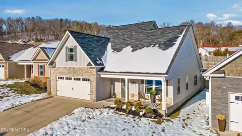 2462 Eppie Cove Ln, Knoxville, TN 37931