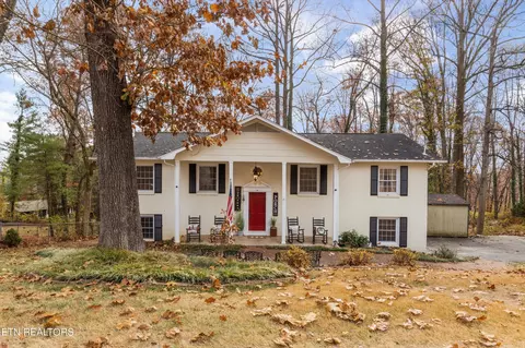 1037 W Outer Dr, Oak Ridge, TN 37830