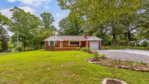 618 S Chas G Seivers Blvd, Clinton, TN 37716