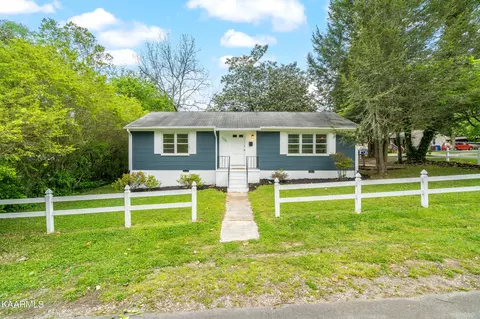 100 Rand Cir, Oak Ridge, TN 37830