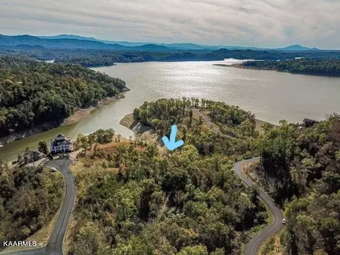 41 Stone Bridge Dr, Dandridge, TN 37725