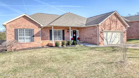 1064 Saint Johns Dr, Maryville, TN 37801