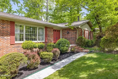 101 Greenbriar Ln, Oak Ridge, TN 37830