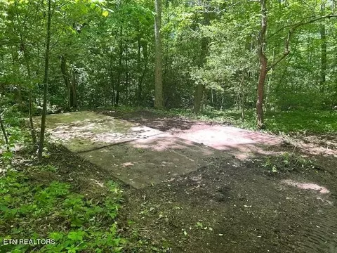 706 Retreat Dr, Crossville, TN 38572