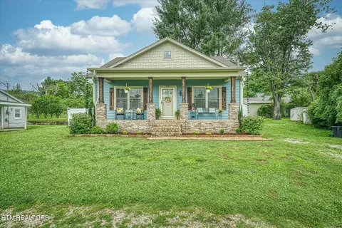 402 W 3rd St, Livingston, TN 38570